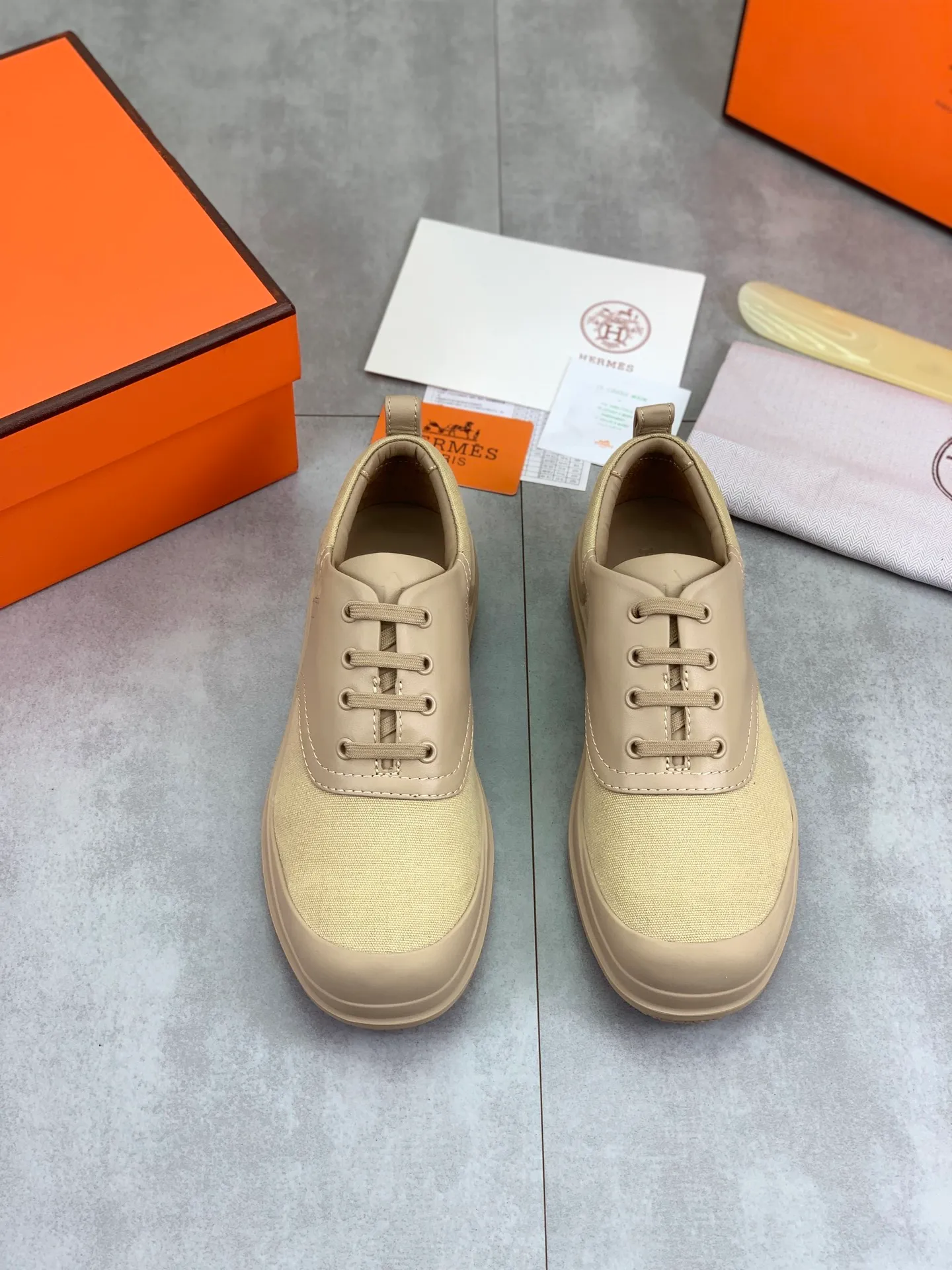 Factory price P740 💰💎💎💎Brand: Hermès Grade: Same as the official website Original quality materials: Original soft calfskin with beef tendon cloth Water-dyed cowhide lining Original Italian rubber outsole Style categories: Men's fashion Formal casual leather shoes Lace-up men's shoes series Young fashion European and American trends British style Size: 39-44 (38.45 can be customized)
